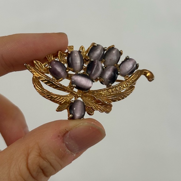 Vintage Purple Cat Eye Stone Gold Brooch - Picture 2 of 4